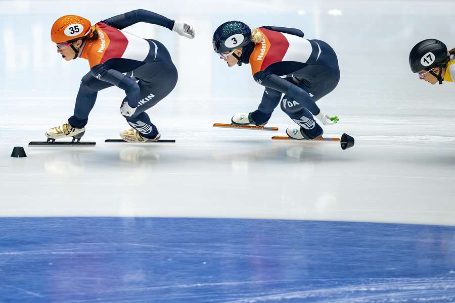 Shorttrackvrouwen sluiten het EK in Gdansk af met gouden plak op de aflossing