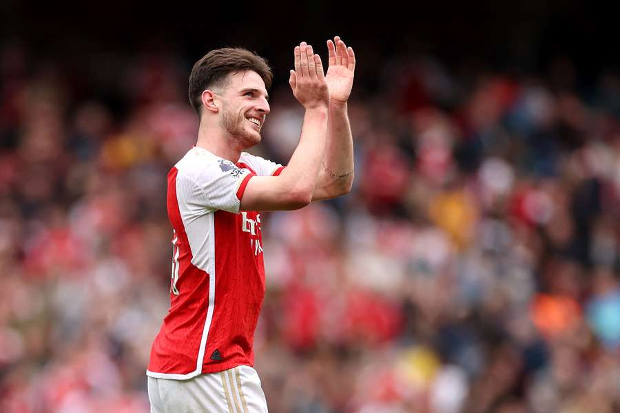 Declan Rice van Arsenal applaudisseert voor de fans
