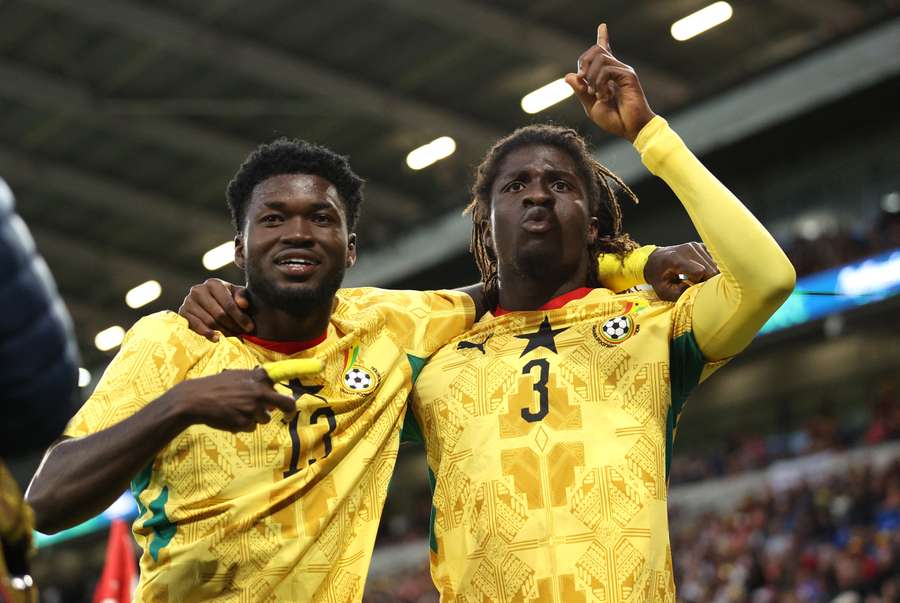 Caleb Yirenkyi célèbre son but avec Christopher Baah lors du match amical entre le pays de Galles et le Ghana à Cardiff, le 2 juin 2026.