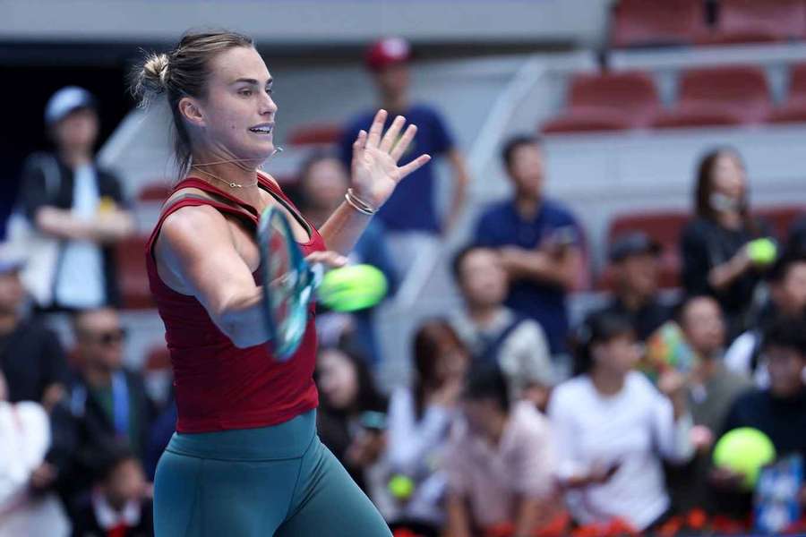 Aryna Sabalenka tijdens een trainingssessie in Peking