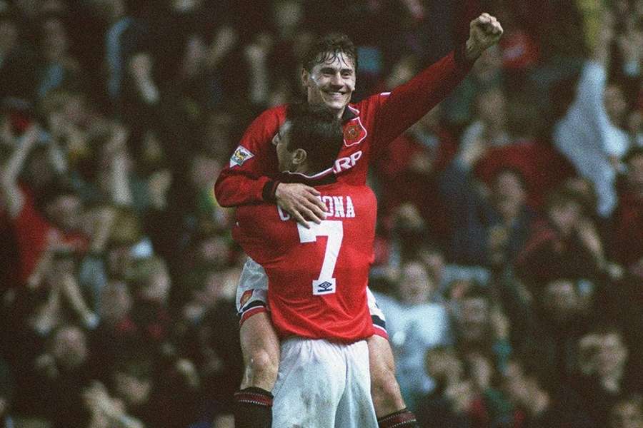 Andrei Kanchelskis celebrates with Eric Cantona the hat-trick scored in the Manchester derby on 24 November 1994