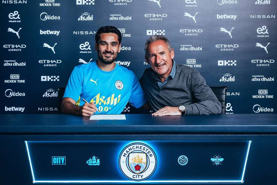 Gündogan signant officiellement son contrat.