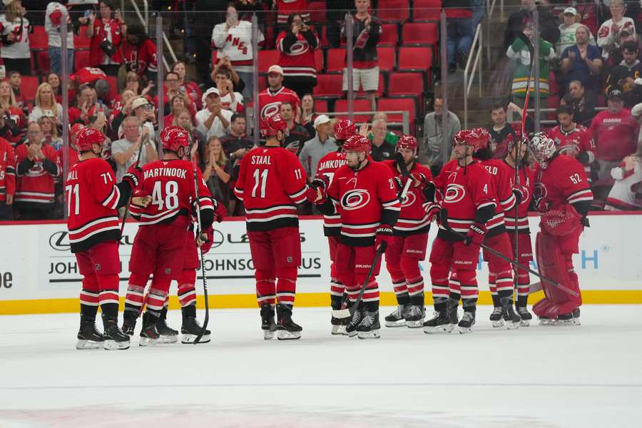 Hurricanes po nieudanym początku odnieśli trzecie zwycięstwo z rzędu Hurricanes po nieudanym początku odnieśli trzecie zwycięstwo z rzędu