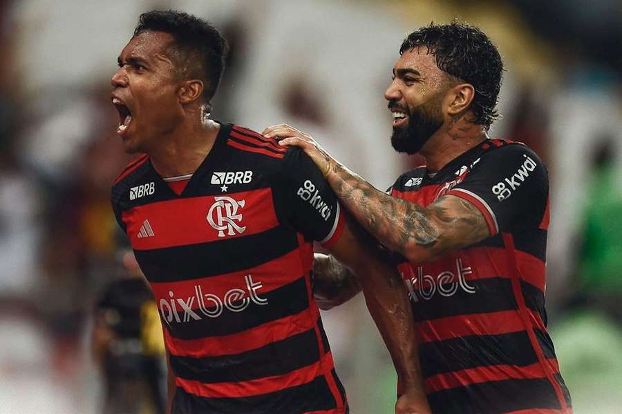 Alex Sandro vibra com seu primeiro gol pelo Flamengo