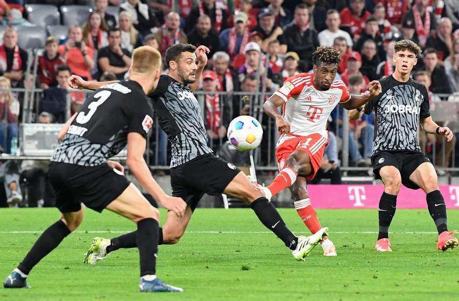 Coman (zweiter von r.) mit seinem Schuss zum 3:0