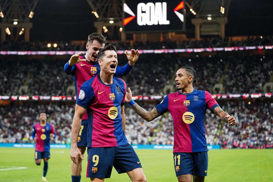 Czerwona kartka Szczęsnego, gol i asysta Lewego. Barca z Superpucharem Hiszpanii