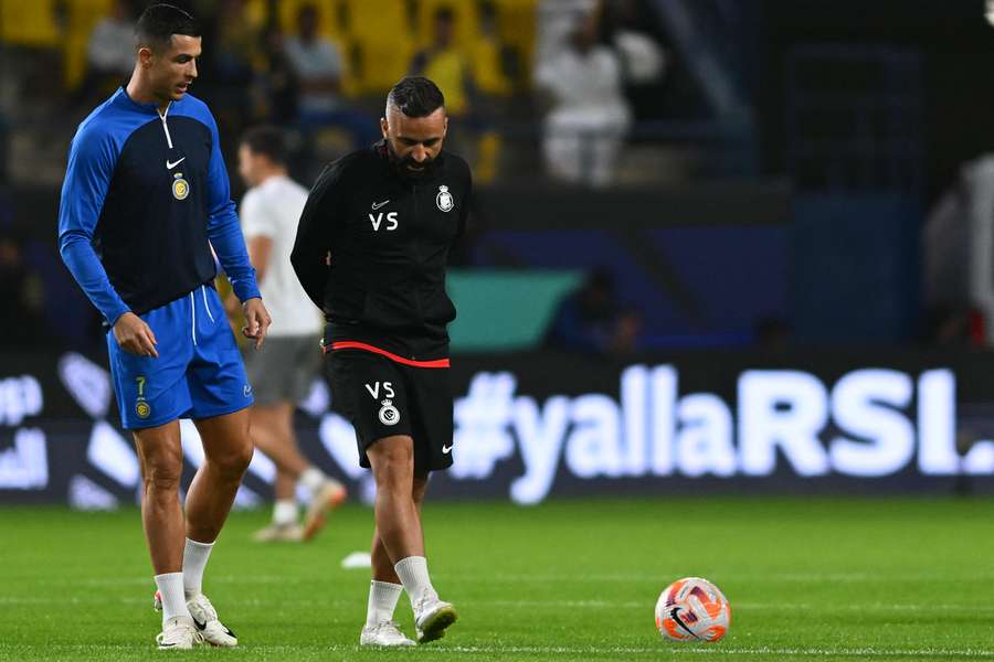 Vítor Severino, auxiliar técnico, conversa com CR7 em jogo na Arábia Saudita