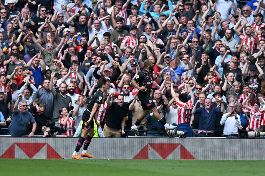 Brentford's French-born Cameroonian striker Bryan Mbeumo (C) celebrates after scoring the equalising goal during the English Premier League football match between Tottenham Hotspur and Brentford