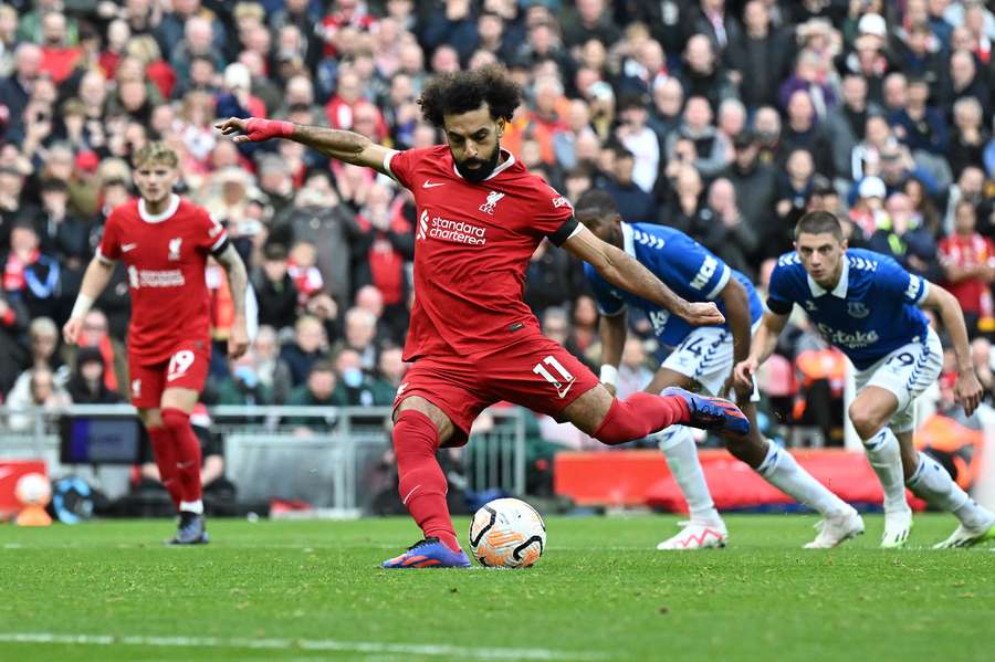 El delantero egipcio del Liverpool #11 Mohamed Salah marca el primer gol desde el punto de penalti.