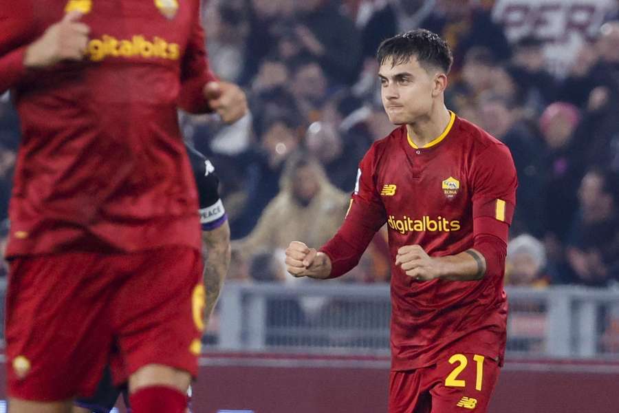 Paulo Dybala viert de 1-0 van AS Roma tegen Fiorentina