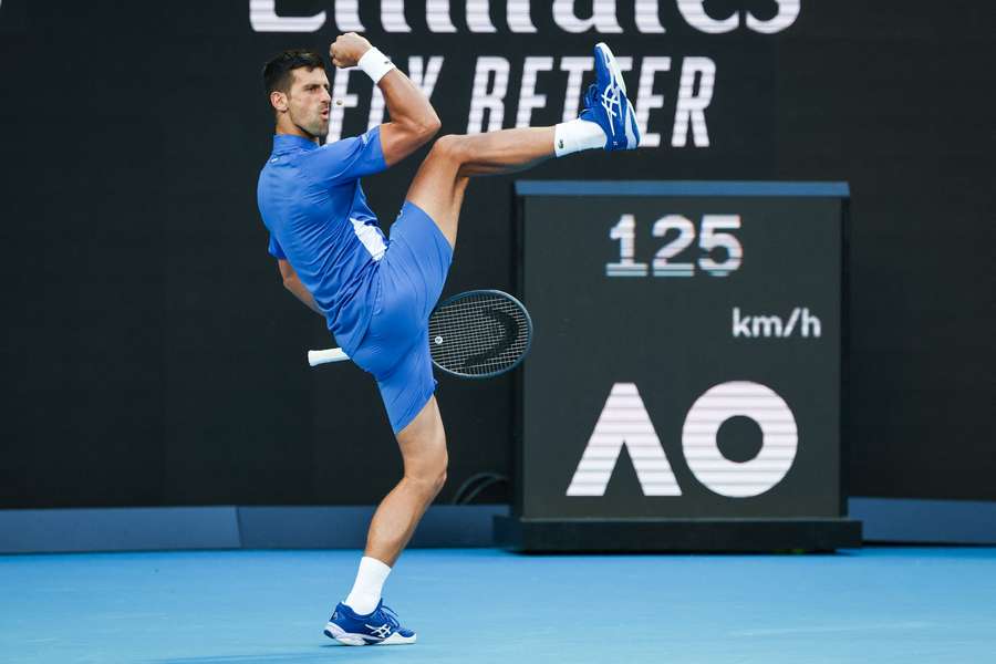 Novak Djokovic freut sich einen Ast ab.