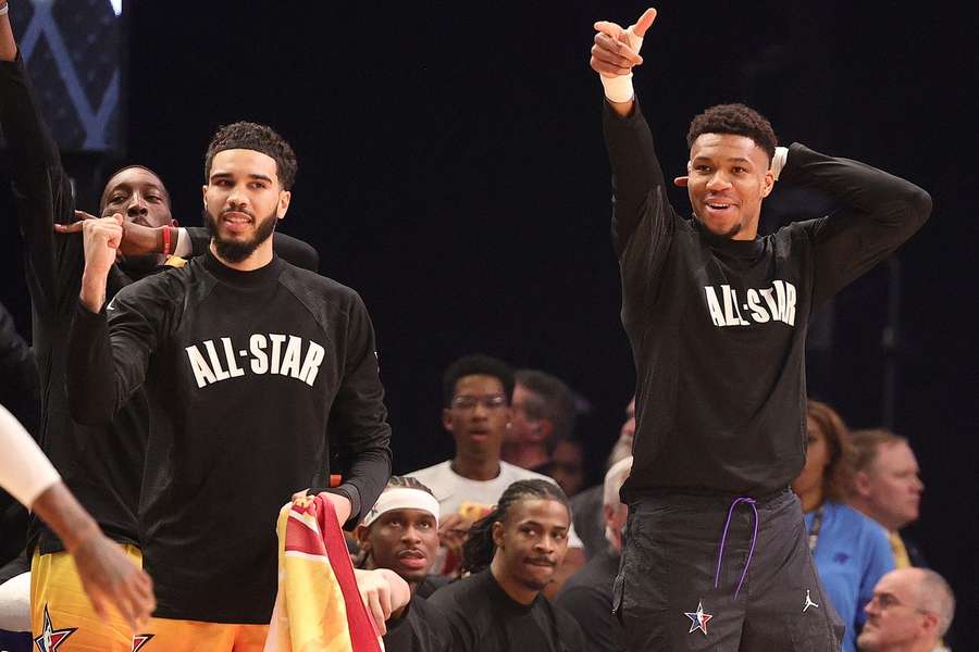 Jayson Tatum (Celtics) en Giannis Antetokounmpo (Bucks) tijdens de All Star Game Jayson Tatum (Celtics) en Giannis Antetokounmpo (Bucks) tijdens de All Star Game