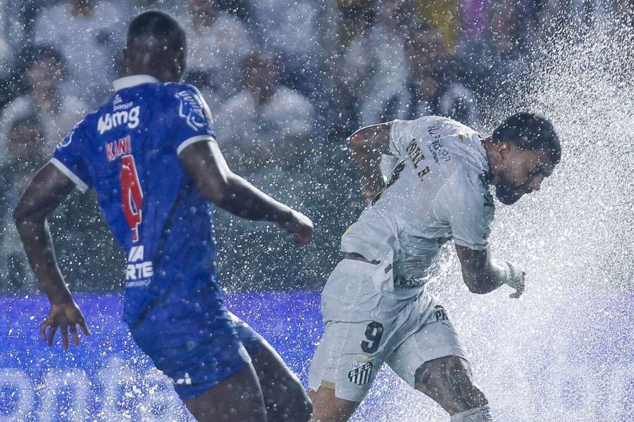 Chuva forte castigou o gramado em Santos 1x1 Bahia Chuva forte castigou o gramado em Santos 1x1 Bahia