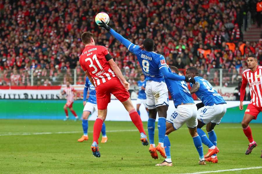 Klares Handspiel von Ihlas Bebou (TSG Hoffenheim)