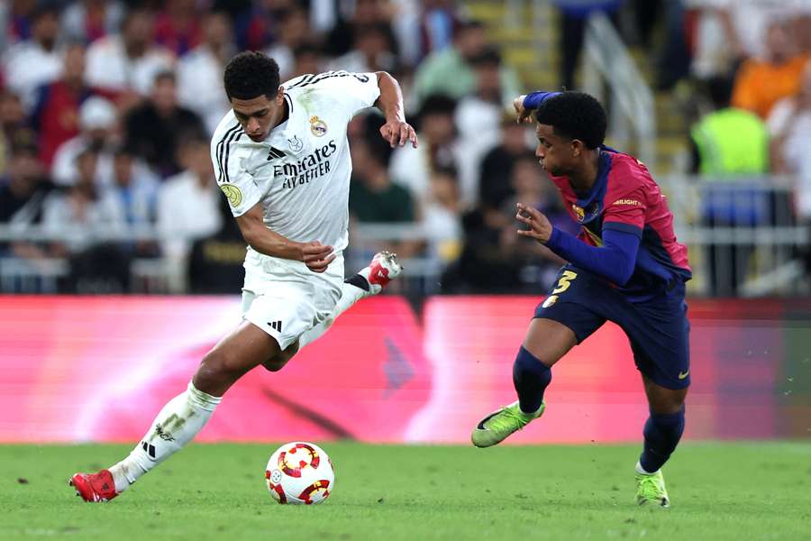 Bellingham y Balde luchan por un balón en la final de la pasada Supercopa, en Yeda
