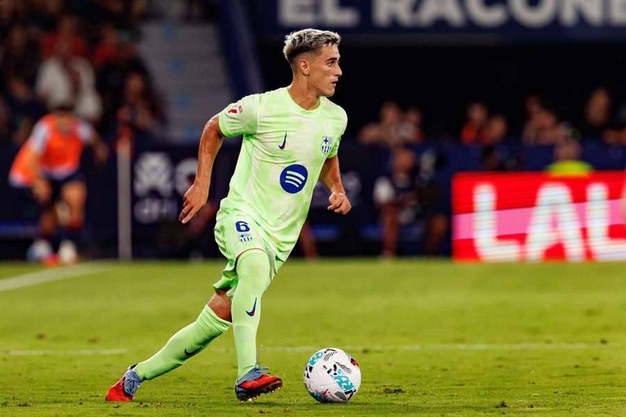 Gavi conduce el balón
