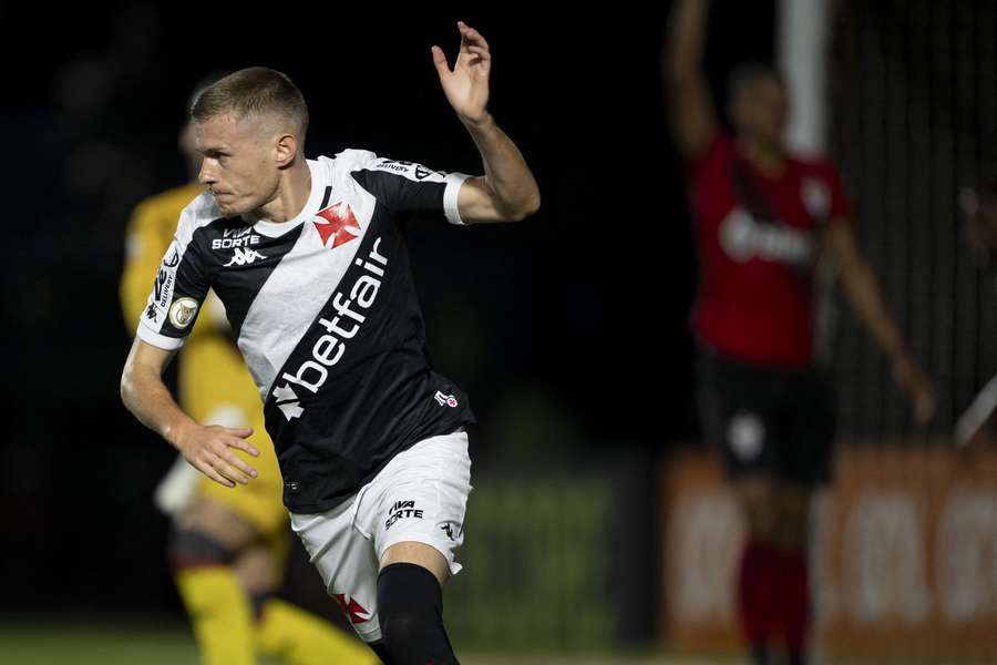 Maxime Dominguez ficou sem espaço no Vasco
