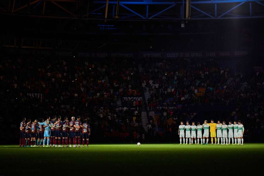 Minuto de silencio en honor a las víctimas de la DANA en el Levante-Elche