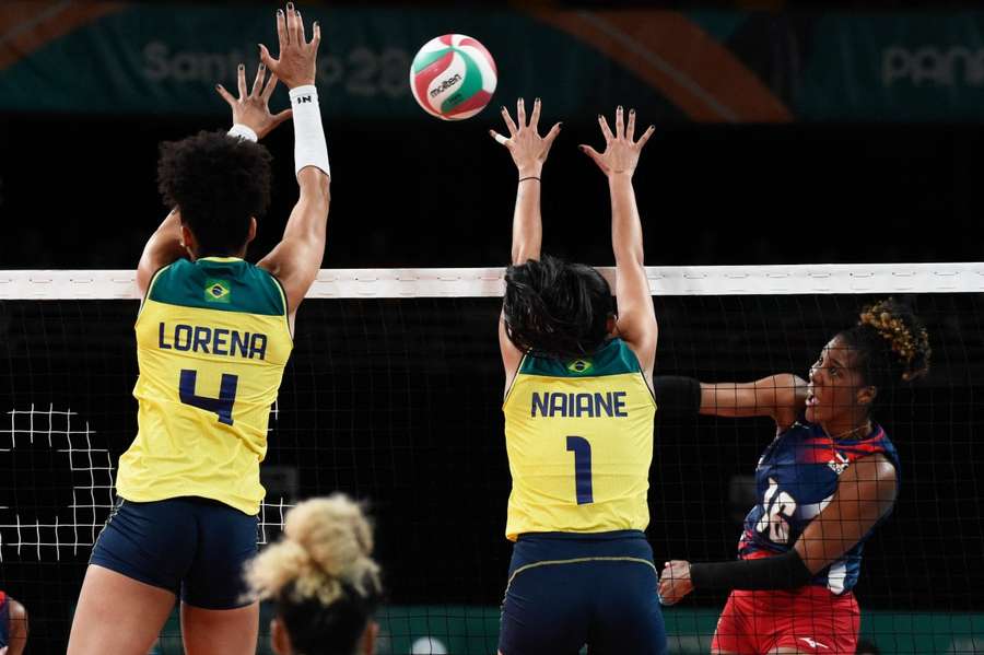 Seleção brasileira garante prata pan-americana no vôlei feminino