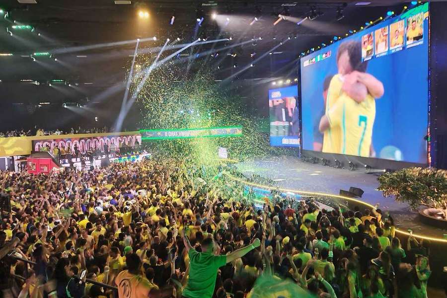 Torcedores do Brasil assistem partida da Copa em São Paulo pela CazéTV