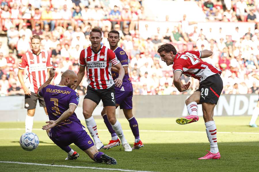 Guus Til opent de score tegen Go Ahead Eagles