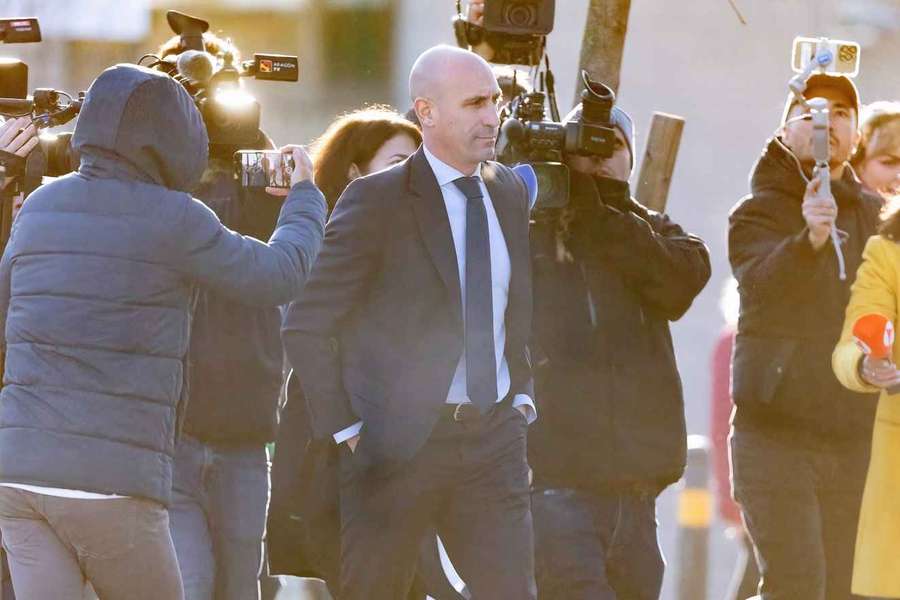 Luis Rubiales rechtfertigt Skandal-Kuss.