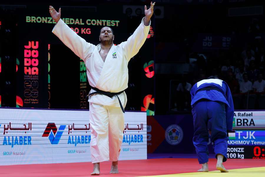Rafael Silva comemora sua quarta medalha em Mundiais