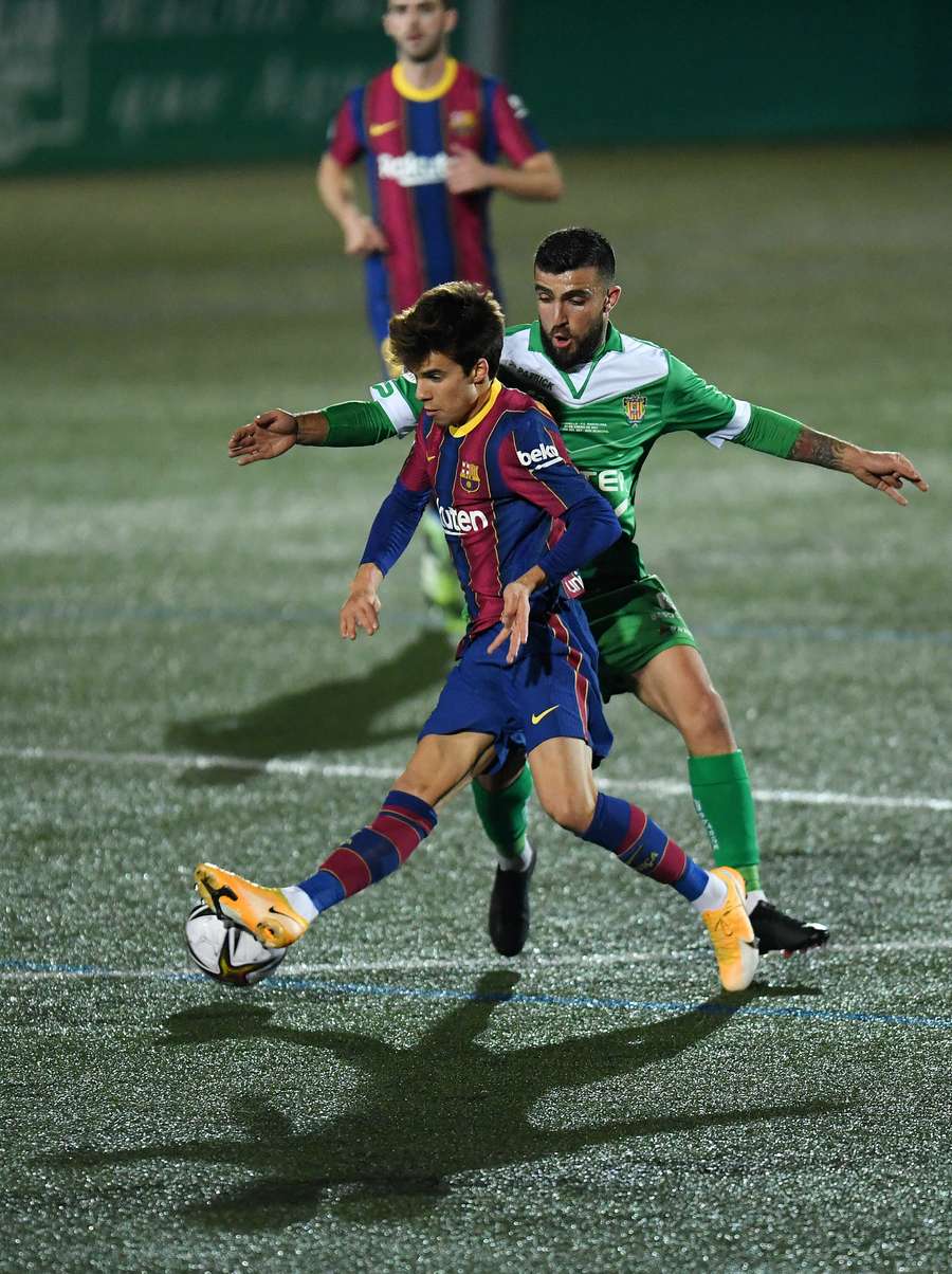 Agus Medina ante Riqui Puig en un Cornellá-Barça de Copa