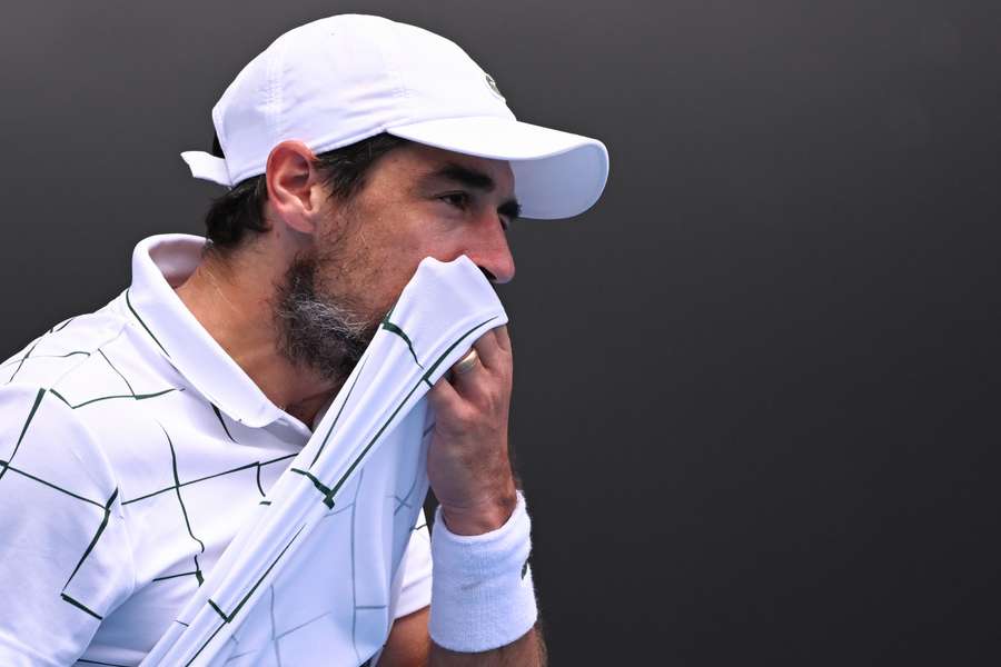 Défaite de Chardy, qui perd une balle de sa poche et s'en prend à l'arbitre de chaise