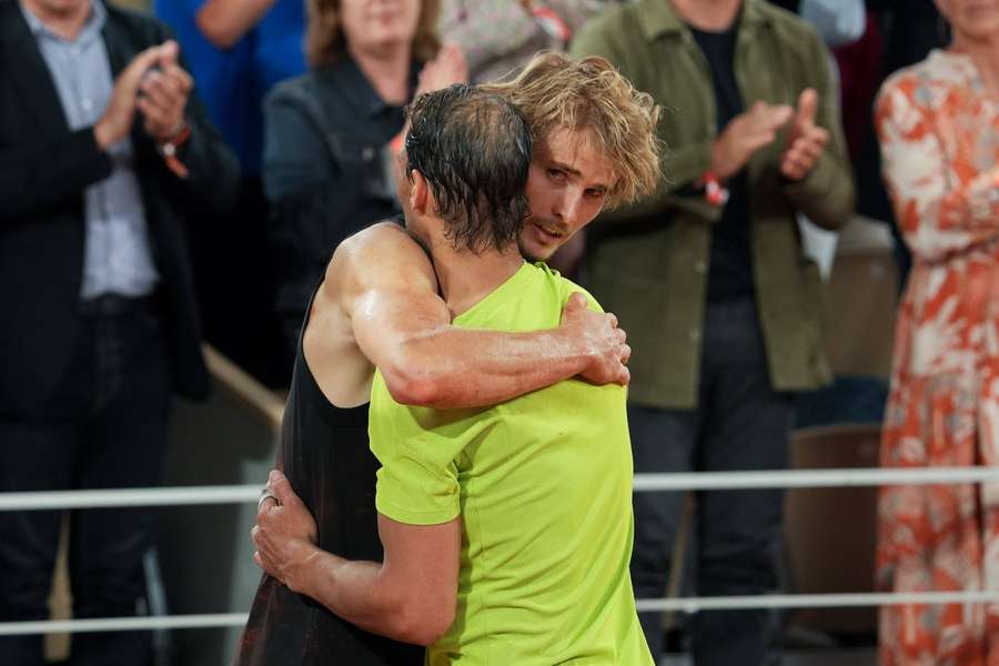 Alexander Zverev umarmt Rafael Nadal.