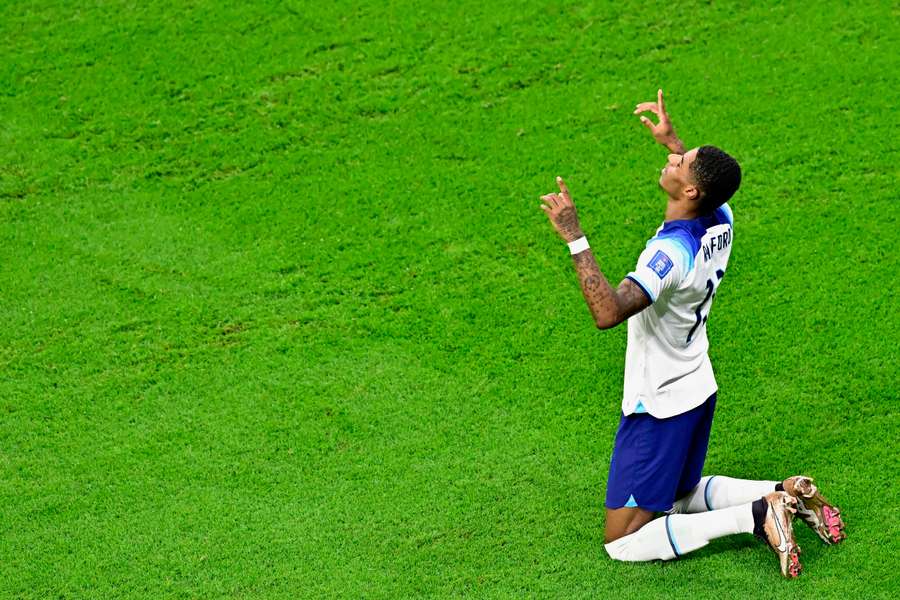 Auf den Knien in Andenken an seinen verstorbenen Freund: England-Torschütze Marcus Rashford.