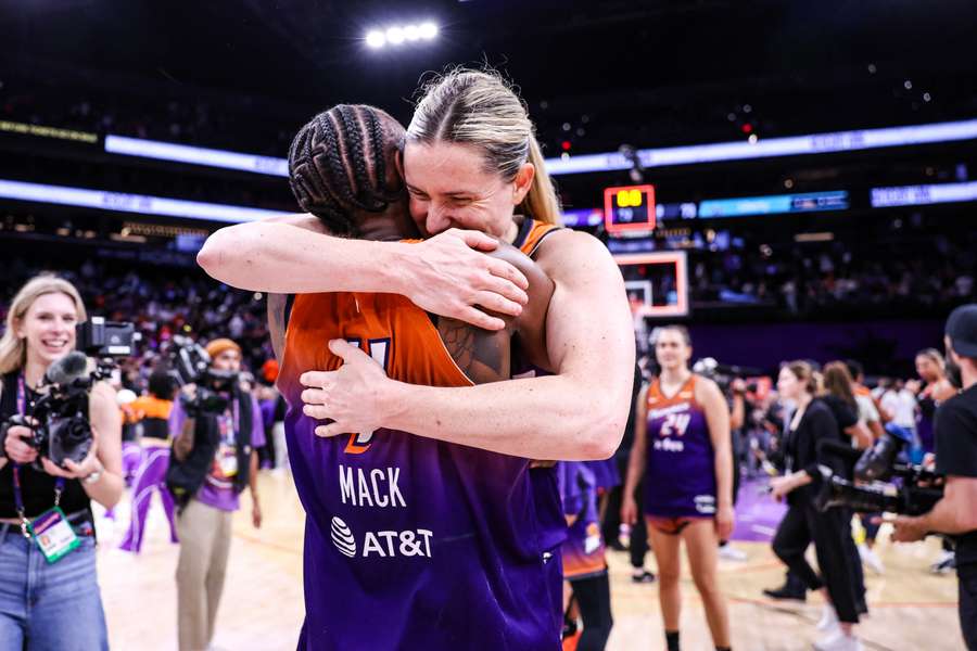 Phoenix célébrant sa victoire.
