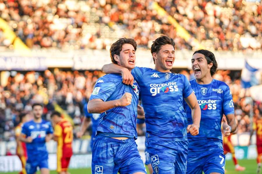 L'esultanza dei giocatori dell'Empoli dopo il gol