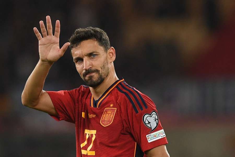 Jesús Navas saluda al público de Sevilla tras el partido ante Escocia