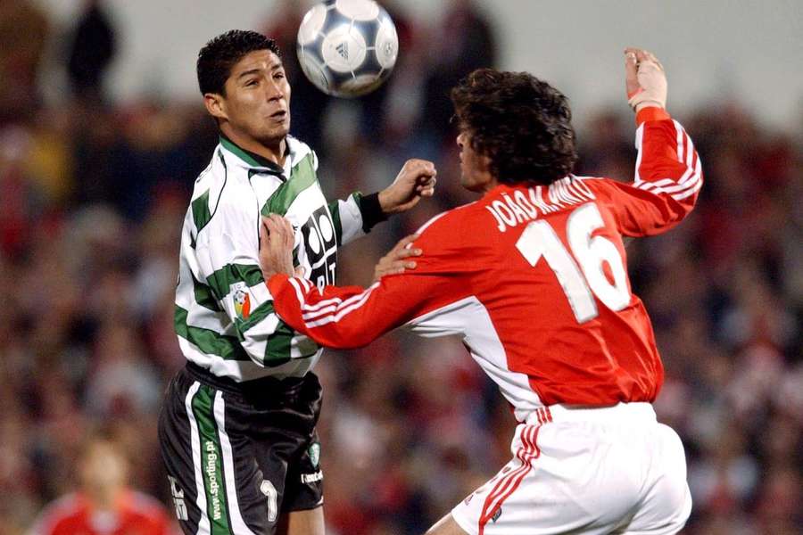 João Manuel Pinto disputa a bola com Jardel