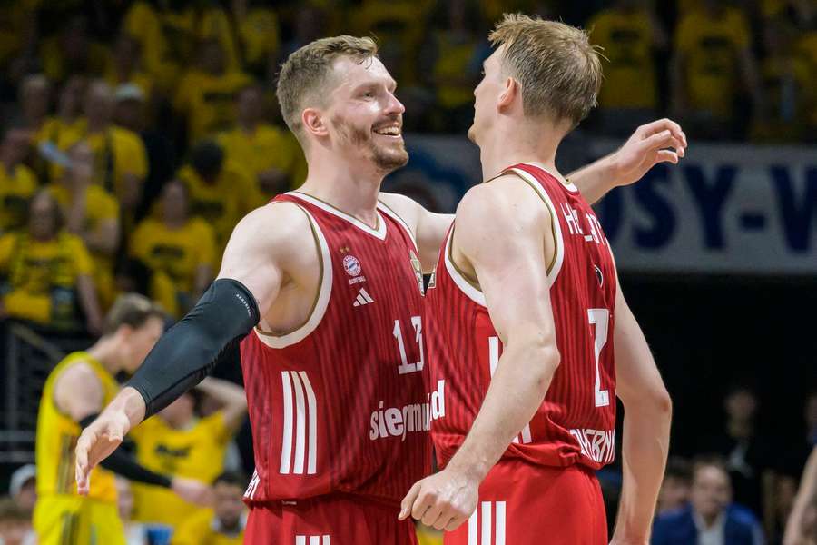 Die Bayern schlagen nach der Heimniederlage in Spiel 2 zurück Die Bayern schlagen nach der Heimniederlage in Spiel 2 zurück