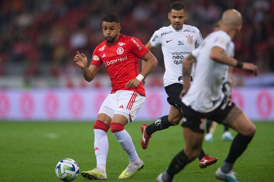 Inter e Corinthians fazem primeiro jogo da final do Brasileirão