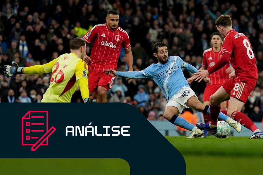 Bernardo Silva, do Manchester City, tem um remate bloqueado contra o Nottingham Forest