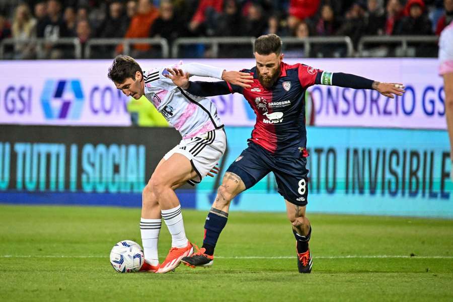 Andrea Cambiaso of Juventus and Nahitan Nandez of Cagliari battle for the ball in the draw