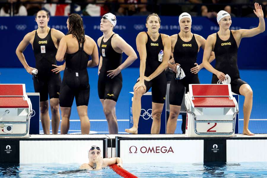 Sam van Nunen, Kim Busch, Marrit Steenbergen en Tessa Giele na afloop van de 4x100 vrij