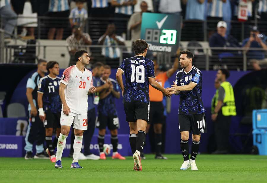 Nico Paz e Lionel Messi