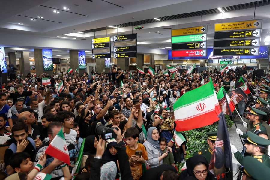 Os iranianos lotaram o aeroporto de Teerã para recepcionar a seleção Os iranianos lotaram o aeroporto de Teerã para recepcionar a seleção