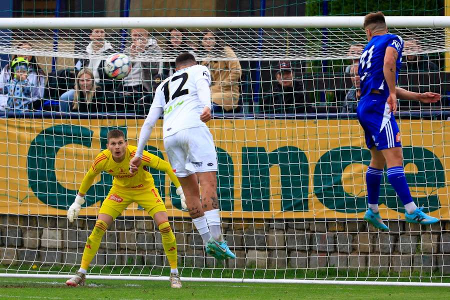 Roman Potočný hlavičkuje v duelu s b'čkem Olomouce.