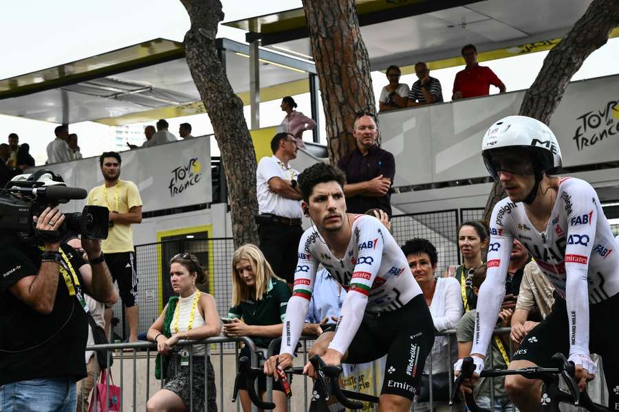 João Almeida e Adam Yates antes do início da 21.ª etapa da Volta a França 2024.