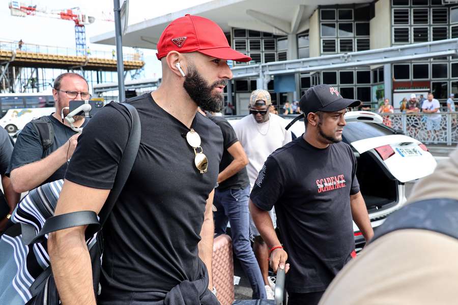 Benzema bei der Ankunft am Flughafen der Insel La Reunion