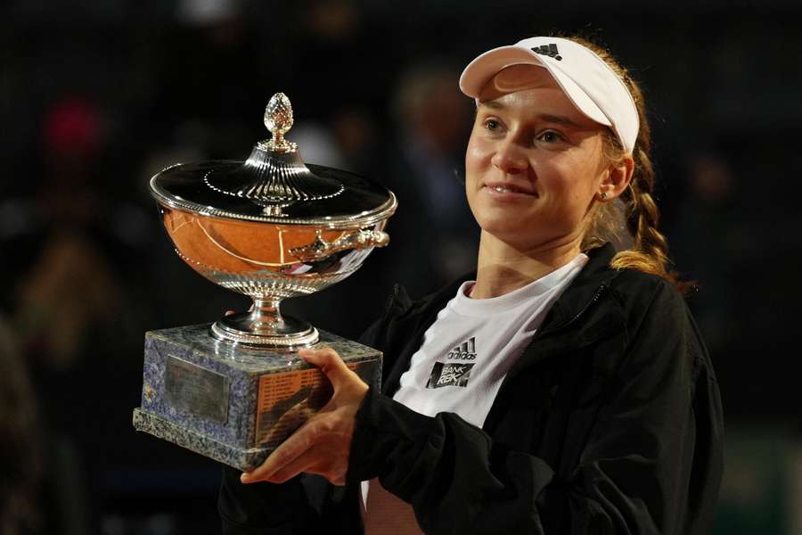 Elena Rybakina lifts the trophy in Rome