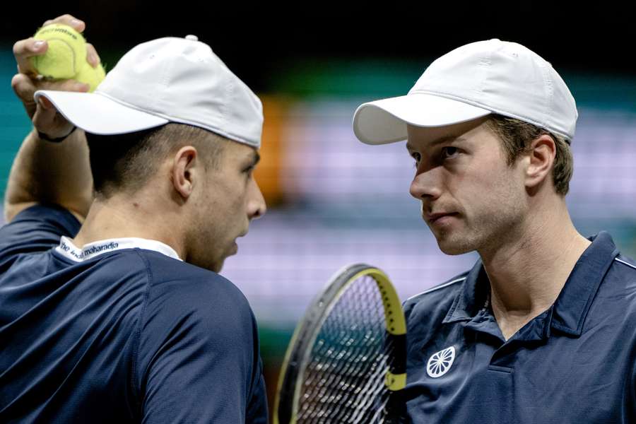 Griekspoor en Van de Zandschulp in actie tegen Lloyd Harris en Tim Puetz tijdens het ABN AMRO World Tennis Tournament in Ahoy