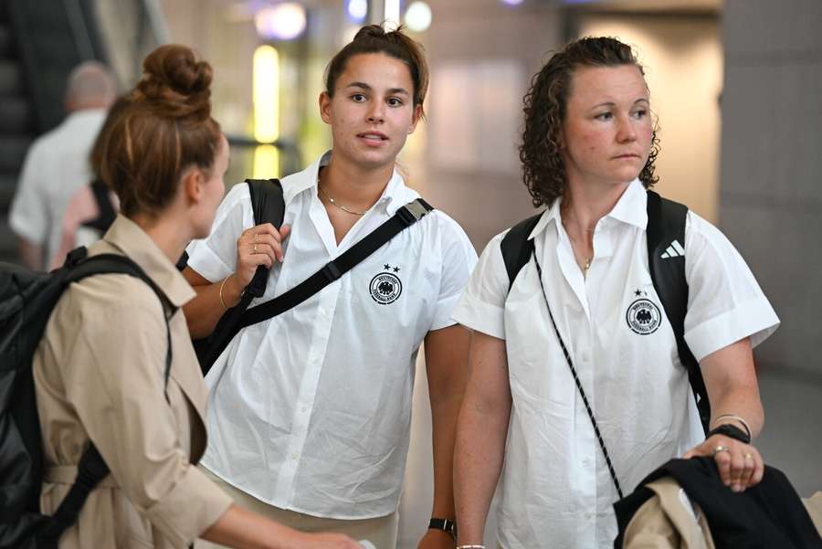 Lena Oberdorf (mi.) und Marina Hegering (re.) beim Abflug Richtung Australien