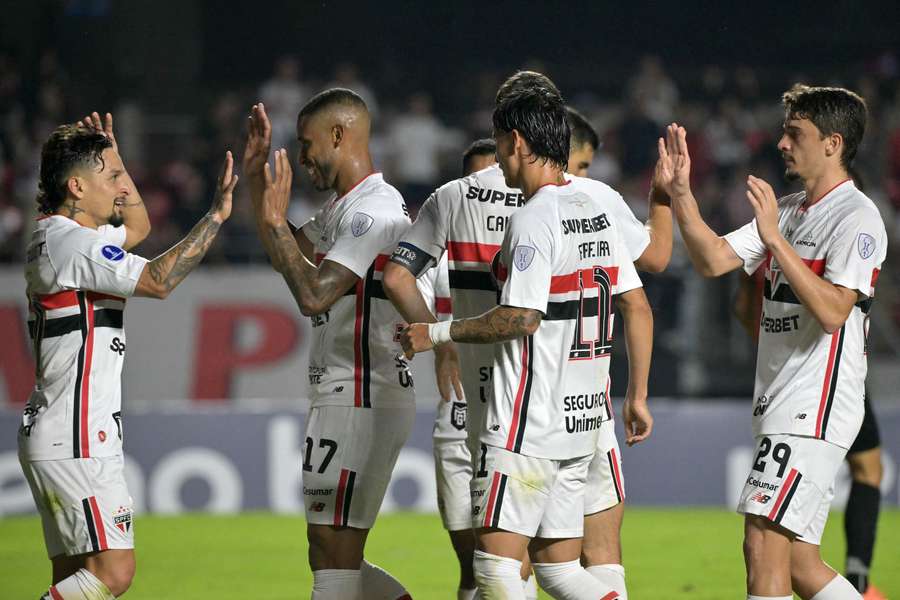 Jogadores do São Paulo comemoram gol de Artur Jogadores do São Paulo comemoram gol de Artur