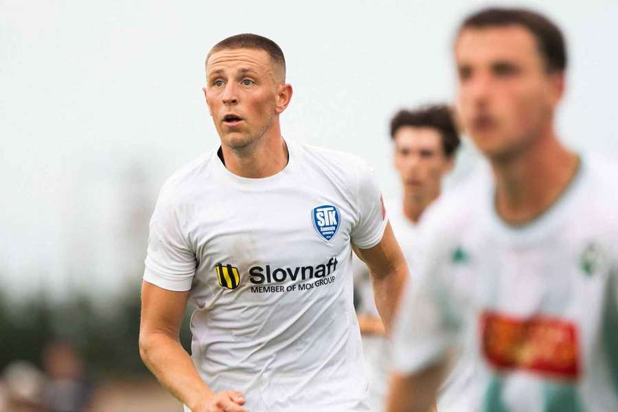 Draško Marič-Bjekič zavesí kopačky na klinec.
Draško Marič-Bjekič zavesí kopačky na klinec.